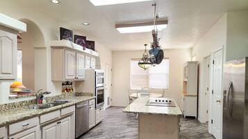 Jääkaappi, mikroaaltouuni, uuni, liesi