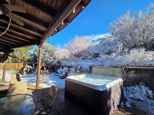 4 bedroom / Hot Tub / Pets Welcome /Foothills Property