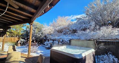 4 bedroom / Hot Tub / Pets Welcome /Foothills Property