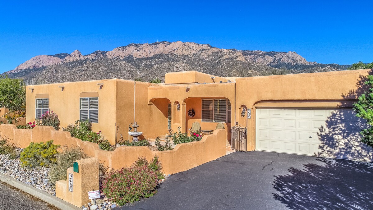 4 bedroom / Hot Tub / Foothills Property