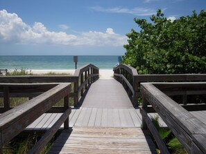 On the beach - Mansions by the Sea Luxury Sunset Beachfront condo offers Panoramic water views (Treasure Island)