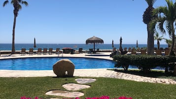 Utendørsbasseng og et oppvarmet basseng