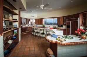 ثلاجة، ميكروويف، فرن، موقد طهي مسطح