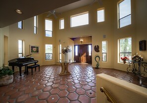 المنشأة من الداخل