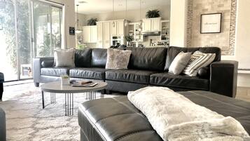 Smart TV, chimenea, libros y oficina