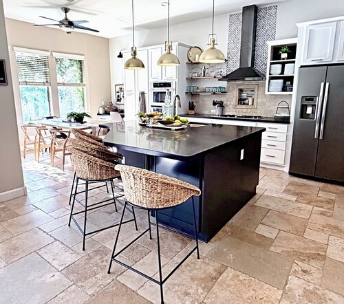  6BR + Den, 2 Primary Suites, Family Suite & Heated Pool, Sleeps 14