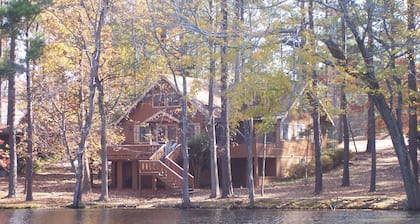 Rymlig Lakefront Chalet nära Callaway Gardens (1 mile) & Roosevelt State Park