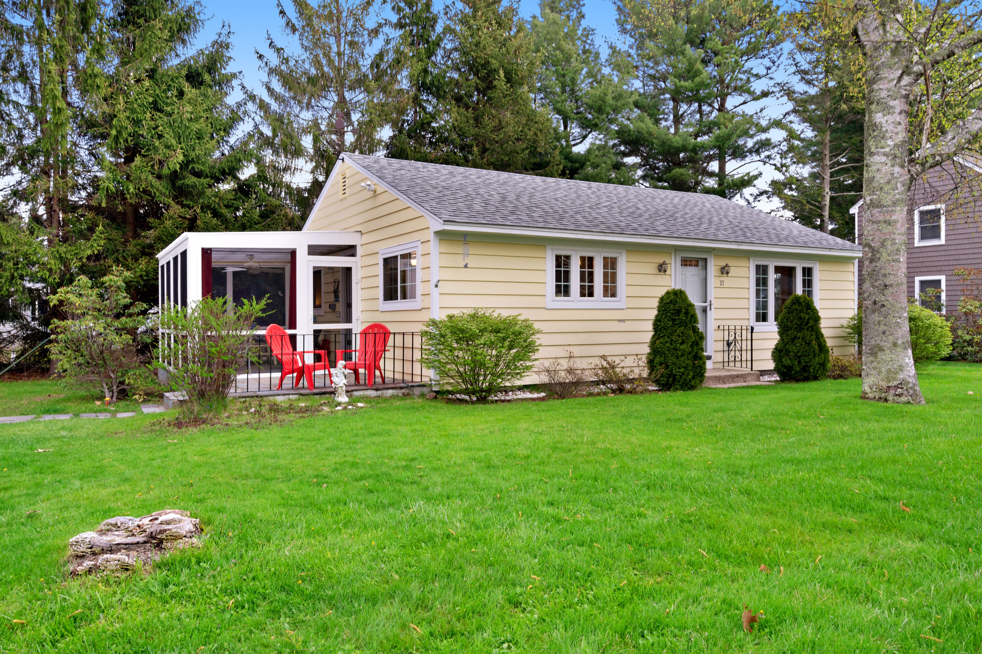 Serene cottage with screened porch - walk to beach & town