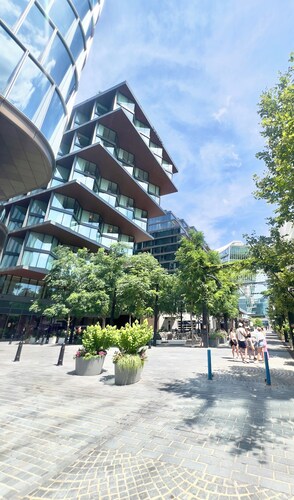 Upea kaupunkitalo, jossa pysäköinti, vain muutaman korttelin päässä monumentteista ja museoista