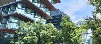 Stunning Townhouse steps from the Wharf with private parking