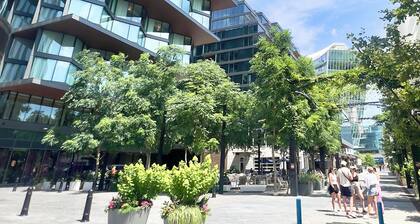 Upea kaupunkitalo, jossa pysäköinti, vain muutaman korttelin päässä monumentteista ja museoista