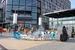 Outdoor dining - Stunning Townhouse steps from the Wharf with private parking (Washington)