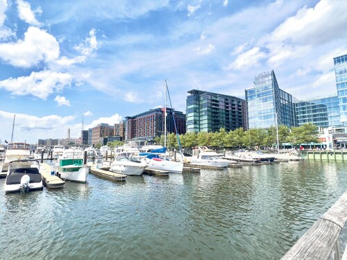 Stunning Townhouse steps from the Wharf with private parking