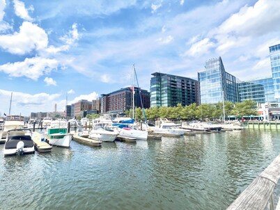 Stunning Townhouse steps from the Wharf with private parking