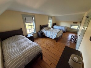 3 habitaciones, escritorio, tabla de planchar con plancha y wifi gratis