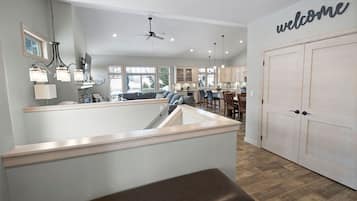 Smart-tv, een open haard, een dvd-speler en een stereo