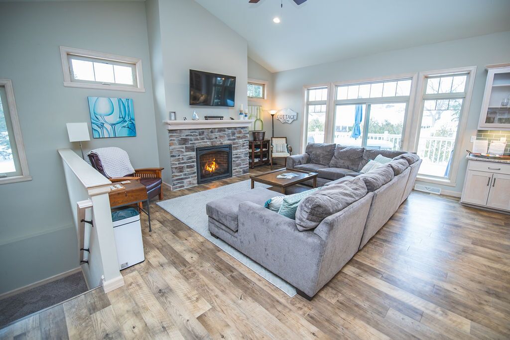 Smart-tv, eldstad, dvd-spelare och en stereo