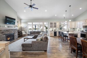 Smart TV, fireplace, DVD player, stereo