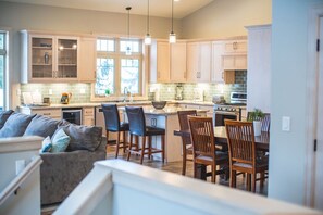 Smart TV, fireplace, DVD player, stereo