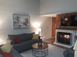 Una Smart TV, una chimenea, libros