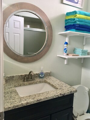 Combined shower/bathtub, hair dryer, towels