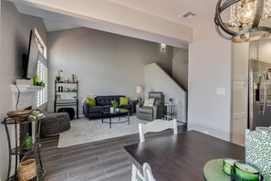 Smart TV, fireplace, video games, printers - Beautiful, Newly Remodeled & Fully Furnished Townhouse on the Water! (Gilbert)