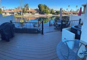 Outdoor dining - Beautiful, Newly Remodeled & Fully Furnished Townhouse on the Water! (Gilbert)