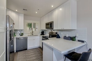 Fridge, microwave, oven, stovetop - Beautiful, Newly Remodeled & Fully Furnished Townhouse on the Water! (Gilbert)