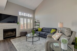 Smart TV, fireplace, video games, printers - Beautiful, Newly Remodeled & Fully Furnished Townhouse on the Water! (Gilbert)