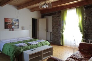 4 makuuhuonetta, silitysrauta/-lauta, ilmainen Wi-Fi, vuodevaatteet