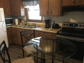 冷蔵庫、電子レンジ、オーブン、コンロ