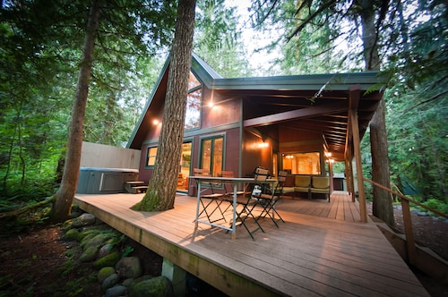 Wooded Cabin Near Sandy River, Hot Tub and 10 Miles from Ski Resorts