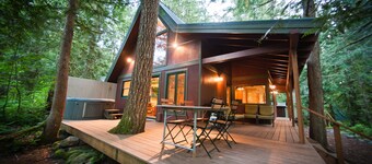 Wooded Cabin Near Sandy River, Hot Tub and 10 Miles from Ski Resorts