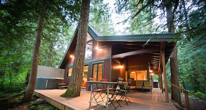 Wooded Cabin Near Sandy River, Hot Tub and 10 Miles from Ski Resorts