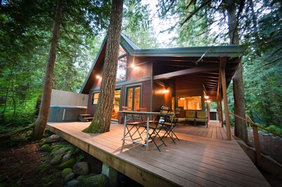 Wooded Cabin Near Sandy River, Hot Tub and 10 Miles from Ski Resorts