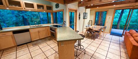 Coffee/tea maker, fridge, microwave, oven