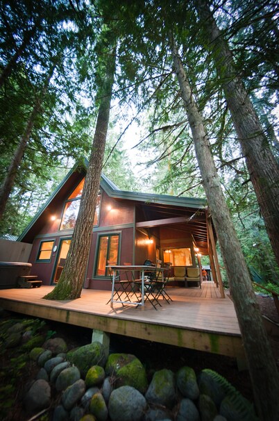 Wooded Cabin Near Sandy River, Hot Tub and 10 Miles from Ski Resorts