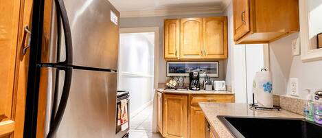 Réfrigérateur, micro-ondes, four, plaque de cuisson