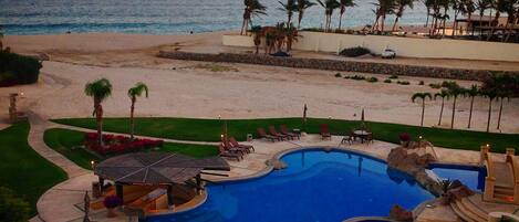 Een buitenzwembad en een verwarmd zwembad