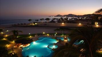 Een buitenzwembad, een verwarmd zwembad