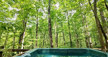 Hummingbird Hideaway - metsät odottavat !! Ainutlaatuinen Treehouse Getaway + HotTub