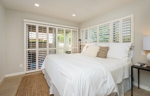 2 室のベッドルーム、デスク、アイロン / アイロン台、旅行用ベビーベッド