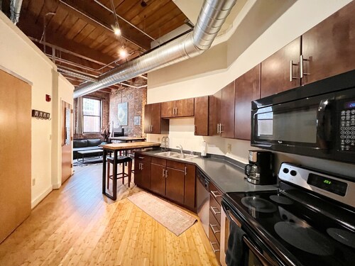 Downtown Music City Loft living! ~Steps to the Ryman and Broadway.