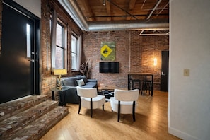 TV - Downtown Music City Loft living! ~Steps to the Ryman and Broadway. (Nashville)