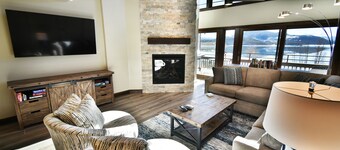 On Lake! Updated Penthouse! Pool, Hot Tub, Elevator. Easy Drive to 6 Resorts