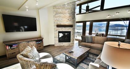 On Lake! Updated Penthouse! Pool, Hot Tub, Elevator. Easy Drive to 6 Resorts