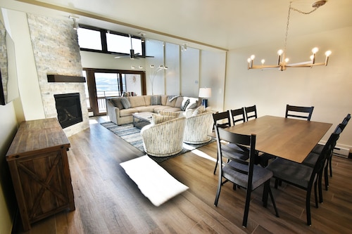 On Lake! Updated Penthouse! Pool, Hot Tub, Elevator. Easy Drive to 6 Resorts