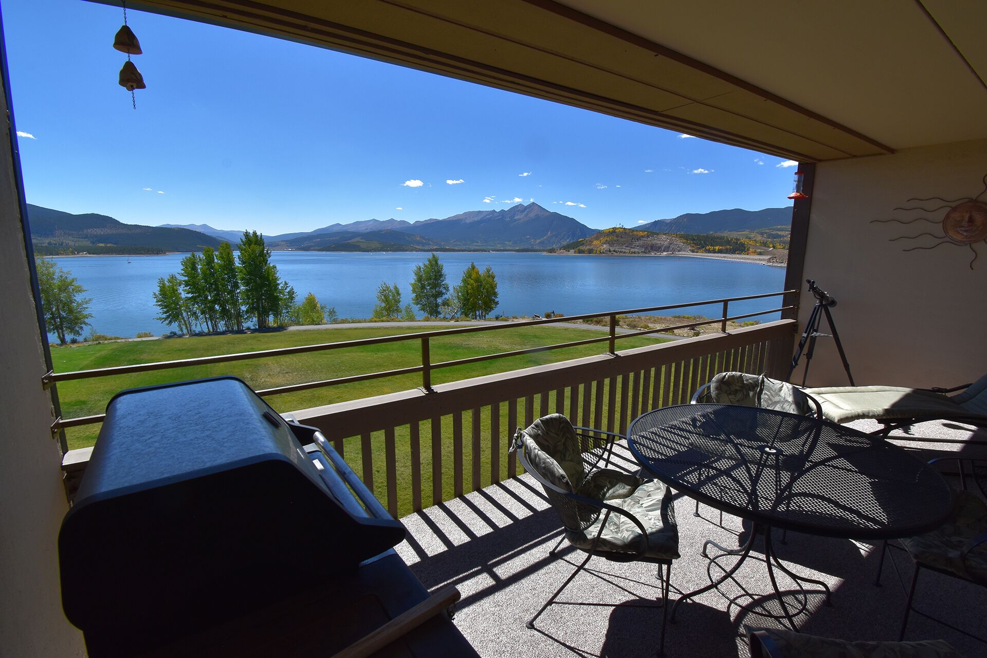 On Lake- Updated Penthouse! Pool, Hot Tub, Elevator. Walk to Concerts, Marina
