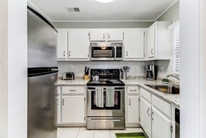 Fridge, microwave, oven, stovetop - PRIME LOCATION! Updated Townhome Close To Amelia Island Gems! (Amelia Island)