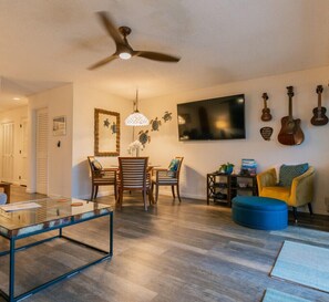 Een smart-tv, boeken en een stereo